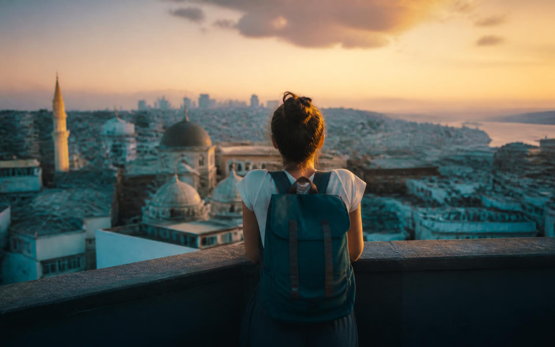 Viajera observando una ciudad desde un mirador